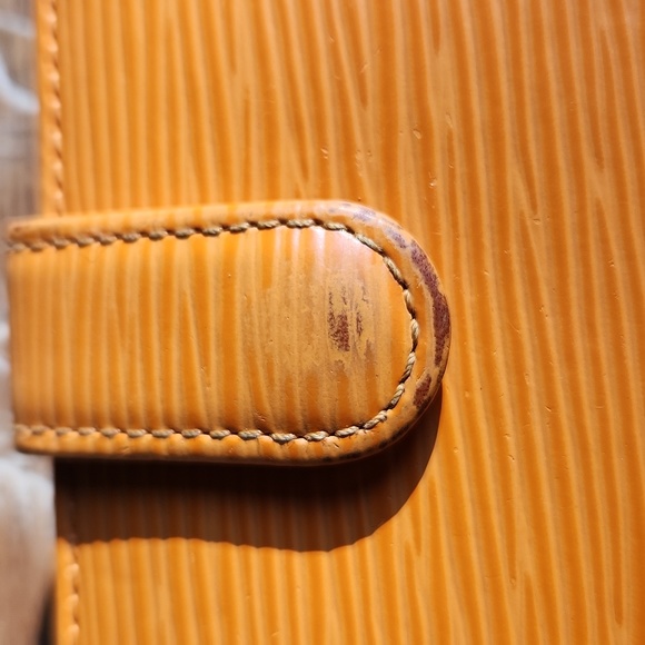 Louis Vuitton Epi Leather Compact Kisslock Wallet in Orange / Tangerine Color - Picture 14 of 17